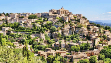 Cette ville provençale élue la plus paisible de France séduit par son charme et ses paysages envoûtants