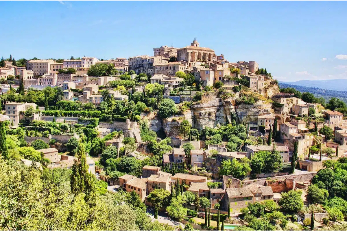 Cette ville provençale élue la plus paisible de France séduit par son charme et ses paysages envoûtants