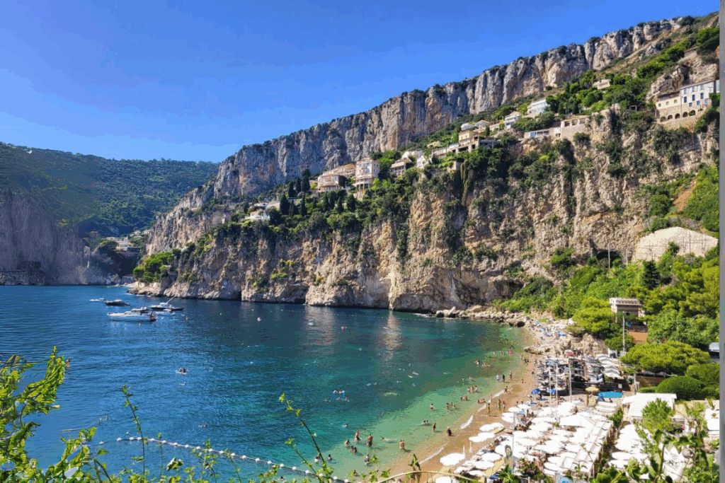 Côte d’Azur cette crique aux eaux turquoise ne se dévoile qu’aux plus curieux 1