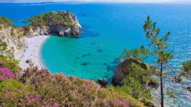Crozon cette crique secrète parmi les plus belles plages du monde !