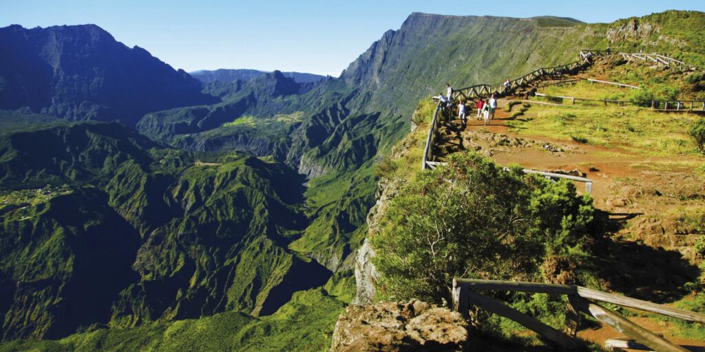 Des panoramas vertigineux et des cascades secrètes explorez les merveilles cachées de La Réunion 1
