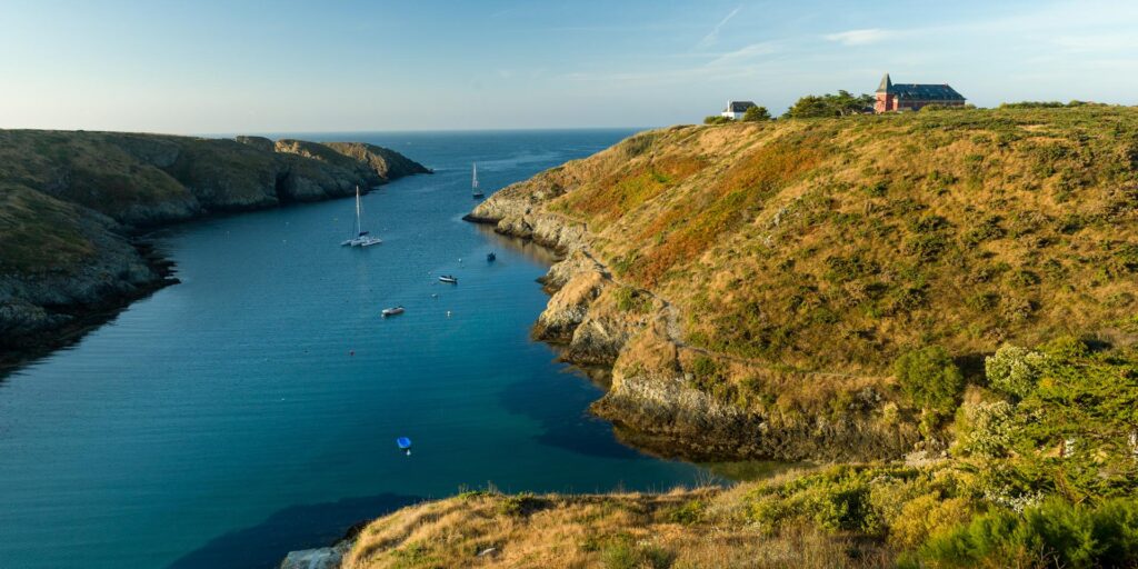 Entre falaises et dunes, cette plage secrète de Bretagne séduit par sa beauté et sa tranquillité 1