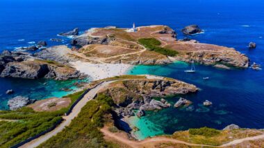 Entre falaises et dunes, cette plage secrète de Bretagne séduit par sa beauté et sa tranquillité