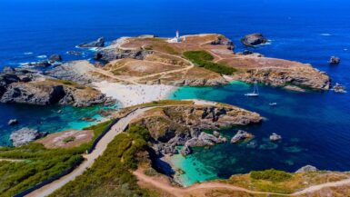 Entre falaises et dunes, cette plage secrète de Bretagne séduit par sa beauté et sa tranquillité