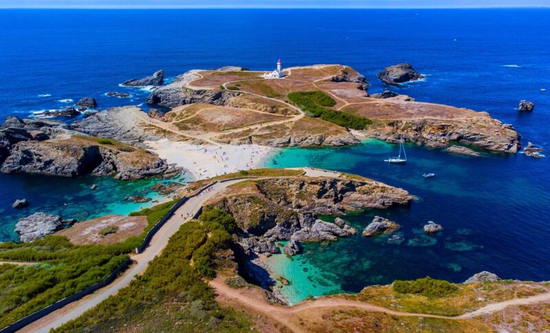 Entre falaises et dunes, cette plage secrète de Bretagne séduit par sa beauté et sa tranquillité