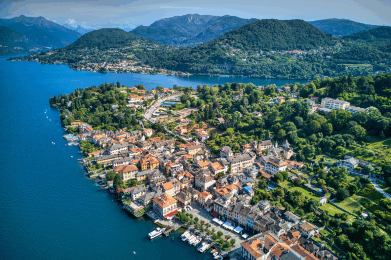 Italie ce village médiéval au bord d’un lac semble tout droit sorti d’un film