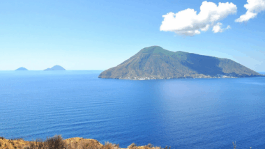 Italie cette île volcanique préservée est un paradis pour les voyageurs