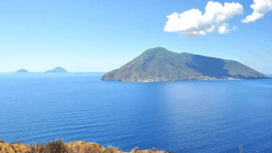 Italie cette île volcanique préservée est un paradis pour les voyageurs