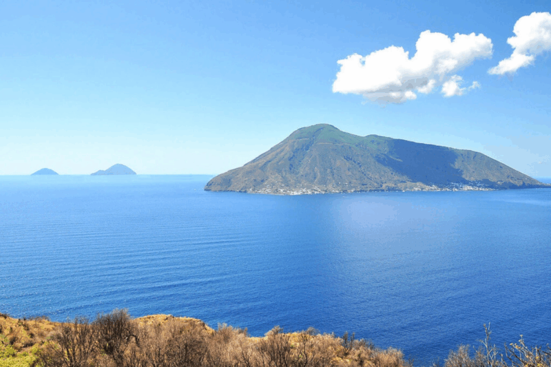 Italie cette île volcanique préservée est un paradis pour les voyageurs