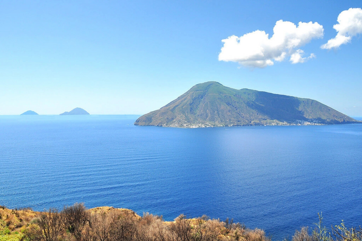 Italie cette île volcanique préservée est un paradis pour les voyageurs