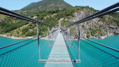 Randonnée : un sentier vertigineux surplombe un lac émeraude en France