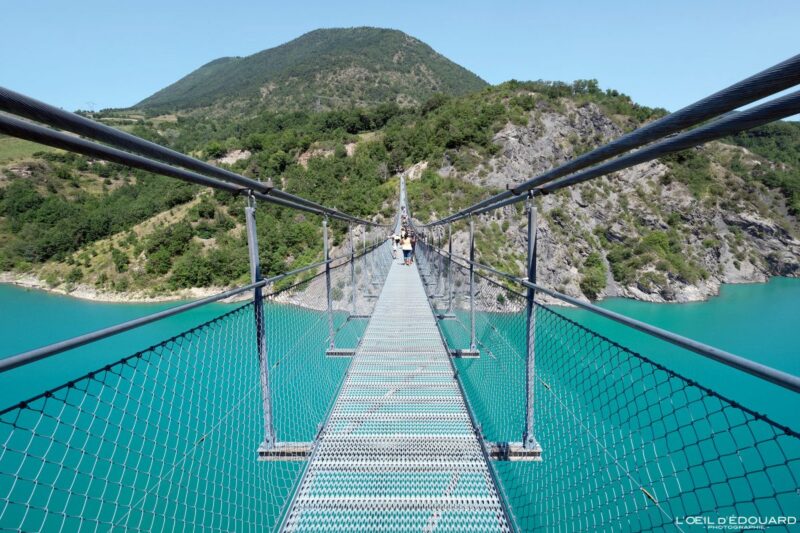 Randonnée : un sentier vertigineux surplombe un lac émeraude en France
