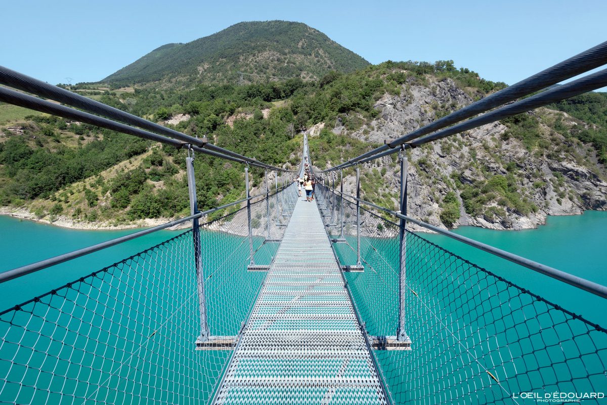 Randonnée : un sentier vertigineux surplombe un lac émeraude en France
