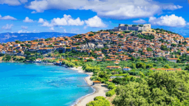 Loin du surtourisme, découvrez l’île grecque où histoire millénaire et nature intacte se rencontrent