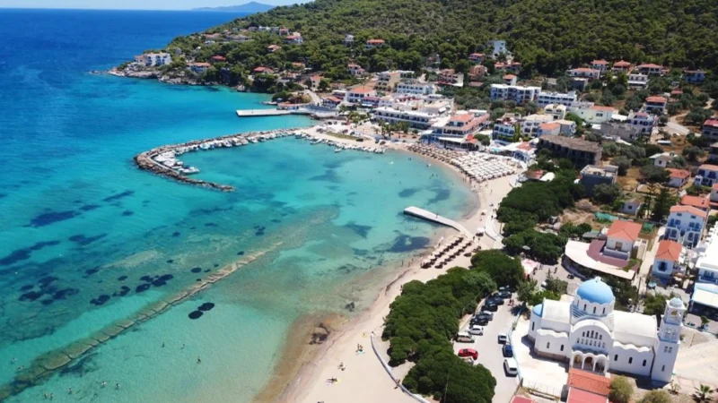 Moins connue que ses voisines, cette île grecque de 12 km² est un trésor caché à 1h d’Athènes
