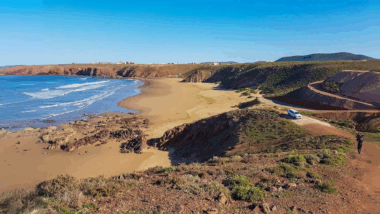 Sur la côte sud du Maroc, cette plage secrète Sur la côte sud du Maroc, cette plage secrète entre falaises rouges et vagues puissantes attire les surfeurs !entre falaises rouges et vagues puissantes 1
