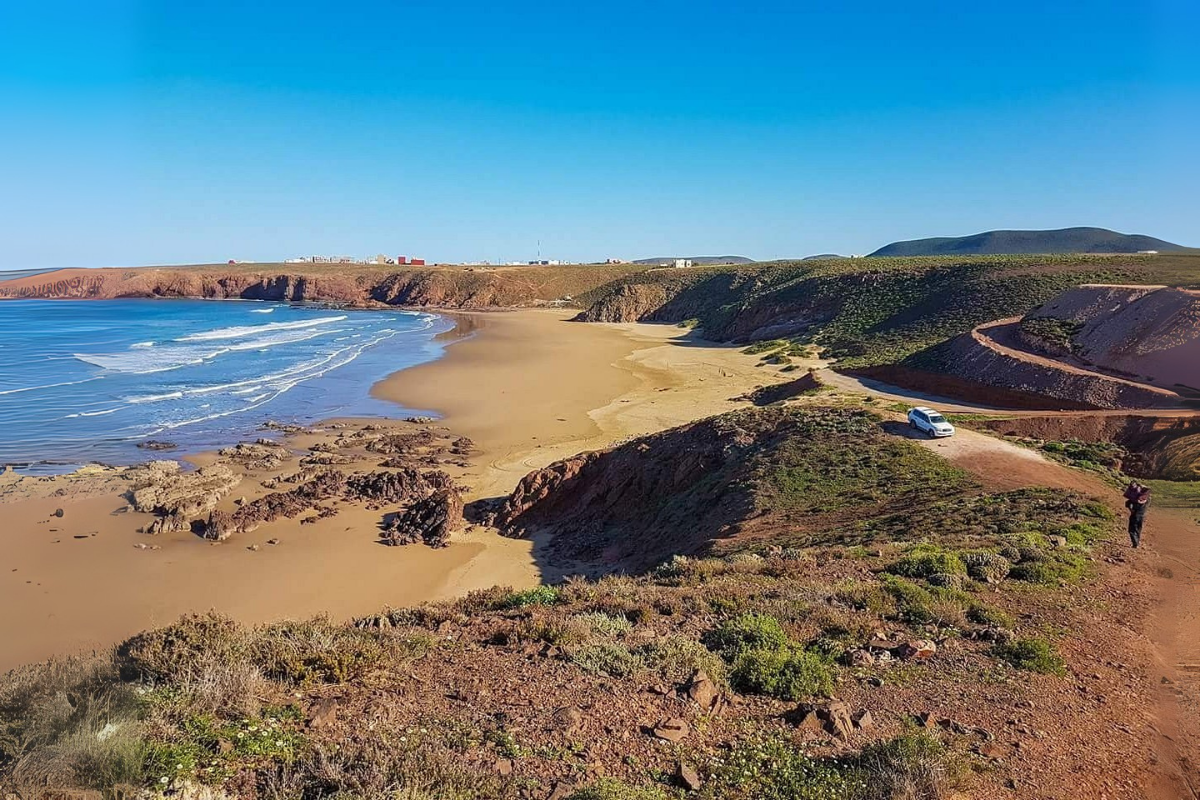 Sur la côte sud du Maroc, cette plage secrète Sur la côte sud du Maroc, cette plage secrète entre falaises rouges et vagues puissantes attire les surfeurs !entre falaises rouges et vagues puissantes 1