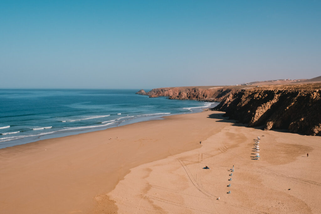 Sur la côte sud du Maroc, cette plage secrète Sur la côte sud du Maroc, cette plage secrète entre falaises rouges et vagues puissantes attire les surfeurs !entre falaises rouges et vagues puissantes