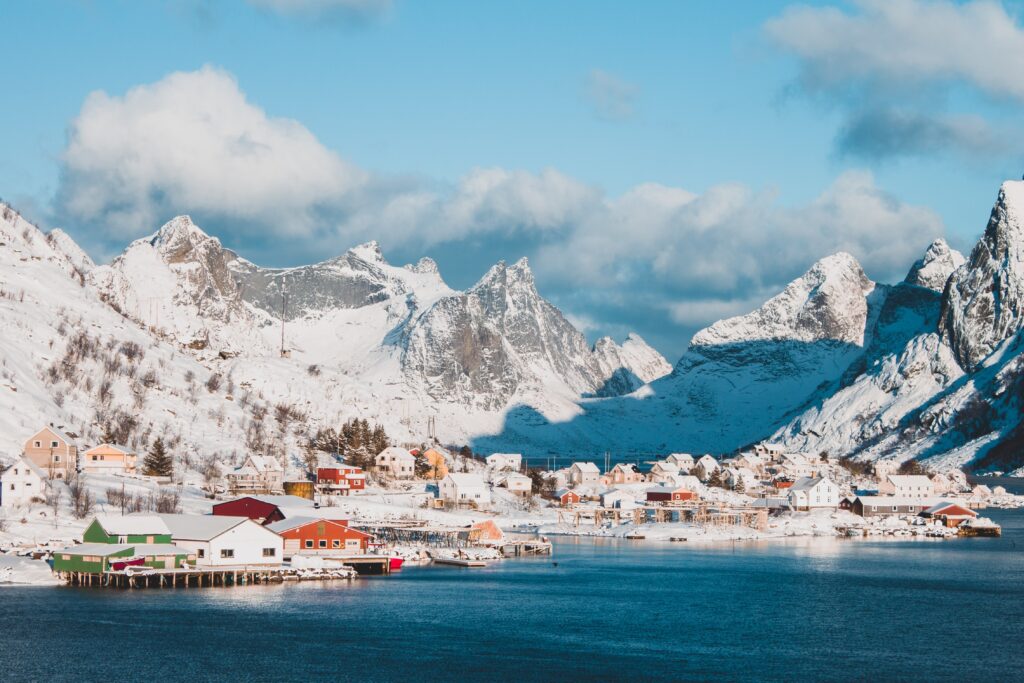 Ce joyau norvégien fascine par ses fjords glacés et ses traditions uniques 1