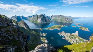 Ce joyau norvégien fascine par ses fjords glacés et ses traditions uniques