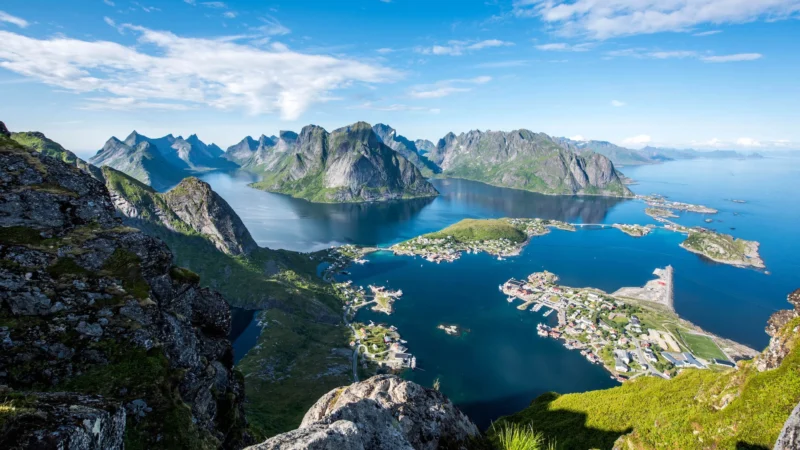 Ce joyau norvégien fascine par ses fjords glacés et ses traditions uniques