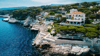 Côte d'Azur un lieu d’exception mêlant art, gastronomie et panorama à couper le souffle est à découvrir