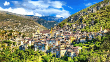 Échappez à la foule un village préservé à explorer en septembre près de l'Italie