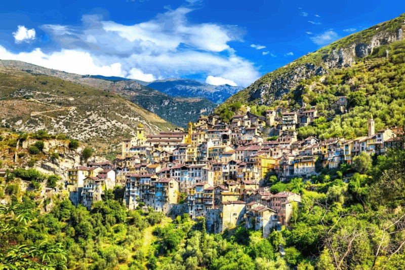 Échappez à la foule un village préservé à explorer en septembre près de l'Italie