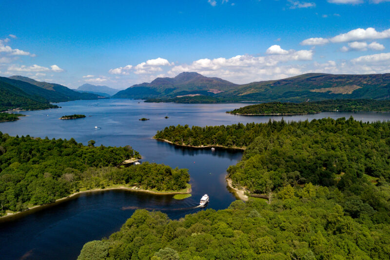 Entre collines verdoyantes et montagnes abruptes, ce géant d’Écosse cache des îles remplies de légendes
