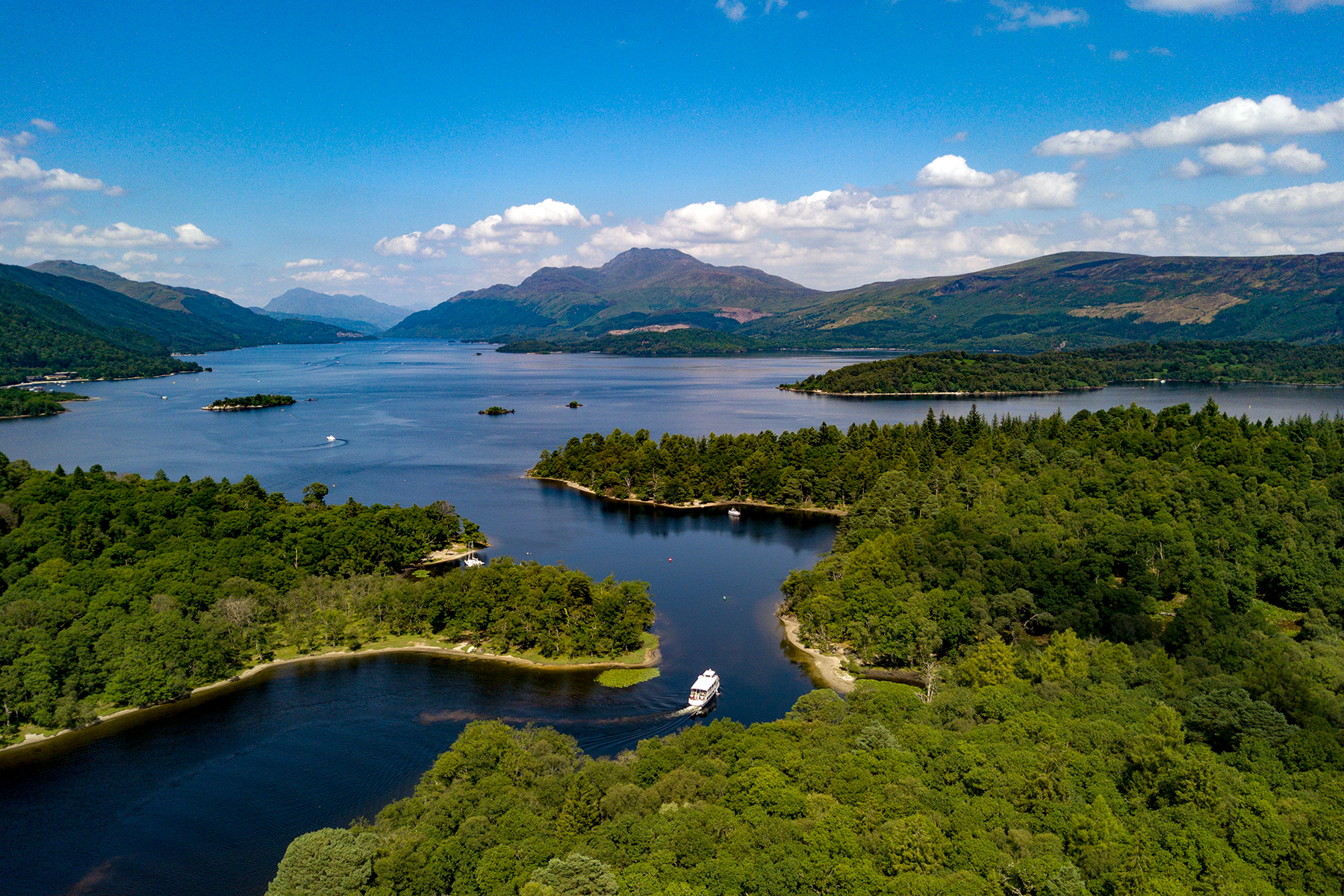Entre collines verdoyantes et montagnes abruptes, ce géant d’Écosse cache des îles remplies de légendes