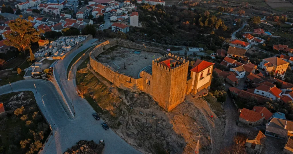 Entre forteresse médiévale et mystères culturels, une destination hors du temps 1