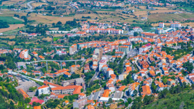 Entre forteresse médiévale et mystères culturels, une destination hors du temps