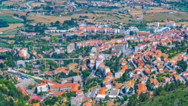 Entre forteresse médiévale et mystères culturels, une destination hors du temps
