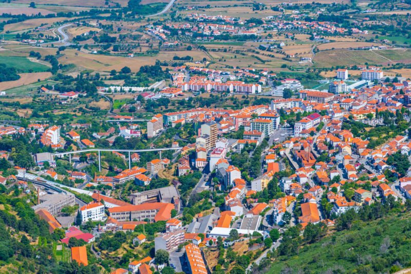 Entre forteresse médiévale et mystères culturels, une destination hors du temps