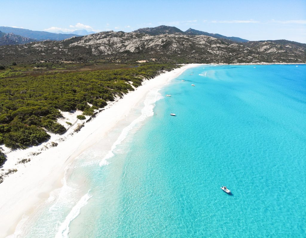 La Corse dévoile une plage paradisiaque aux eaux turquoise… élue dans le top 25 national 1