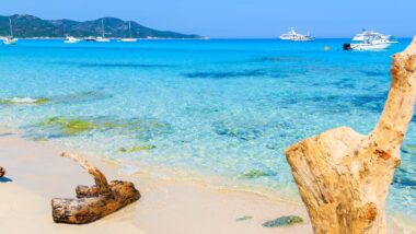 La Corse dévoile une plage paradisiaque aux eaux turquoise… élue dans le top 25 national