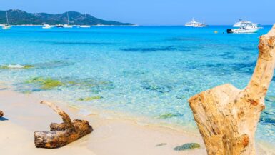 La Corse dévoile une plage paradisiaque aux eaux turquoise… élue dans le top 25 national
