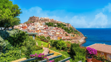 Laissez-vous séduire par un village pittoresque en Sardaigne, où le temps semble s’être arrêté