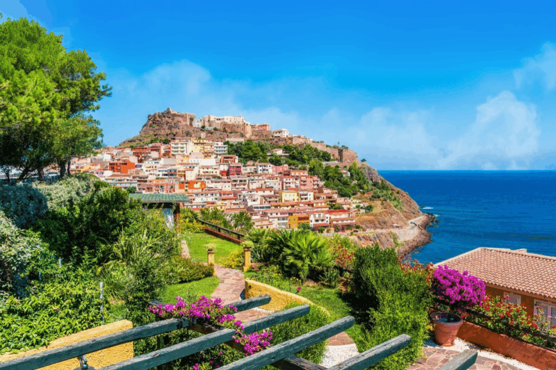 Laissez-vous séduire par un village pittoresque en Sardaigne, où le temps semble s’être arrêté
