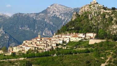 Près de Nice, ce village médiéval classé parmi les plus beaux d’Europe émerveille les visiteurs