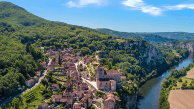 Un décor médiéval unique partez à la découverte de ce village du Lot élu préféré des Français !